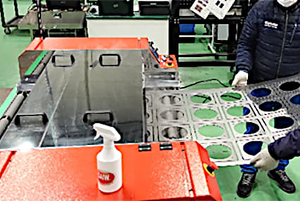 アルカリイオン水を使用したシートメタル洗浄機よる洗浄の様子