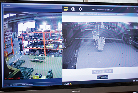 ネットワークカメラによる本社工場の様子（左）／「V-monitor」による「EML-AJ」の機内（右）