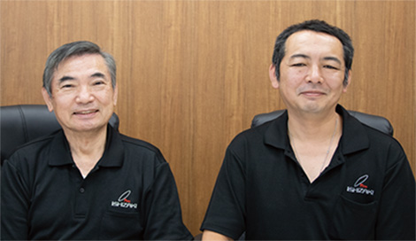 石崎健二社長（左）と石崎智行専務