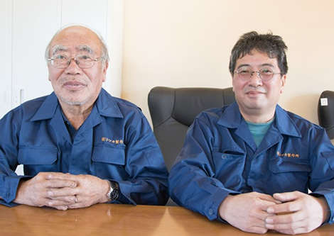 代表取締役の塚本英三氏（左）とチーフエンジニアの實川巌氏（右）