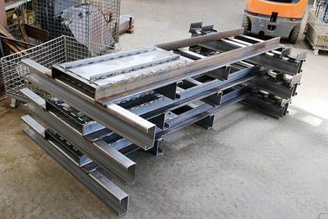 形鋼と板金部品を溶接したフレーム構造の建設機械部品