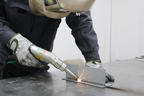 「FLW-1500MT」で半導体製造装置向け精密板金部品などへの対応力を高めた
