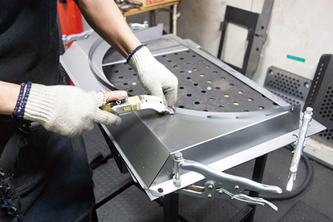 ハンディファイバーレーザ溶接機「FLW-600MT」による溶接作業