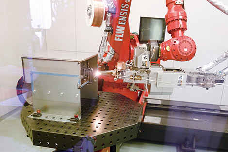 ファイバーレーザ溶接システム「FLW-6000ENSISe」による溶接作業