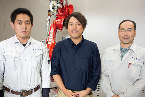 左からレーザ溶接担当の小坂元紀さん、阪井允彦社長、栗山敏彦生産管理部長