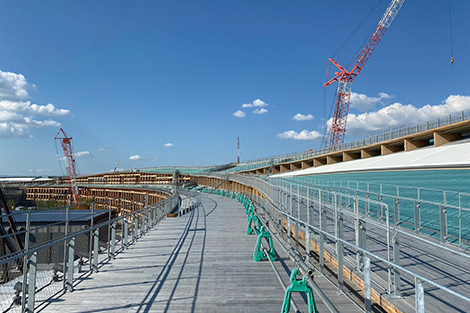 「大阪・関西万博」のシンボル「大屋根リング」の回廊手すりの施工現場