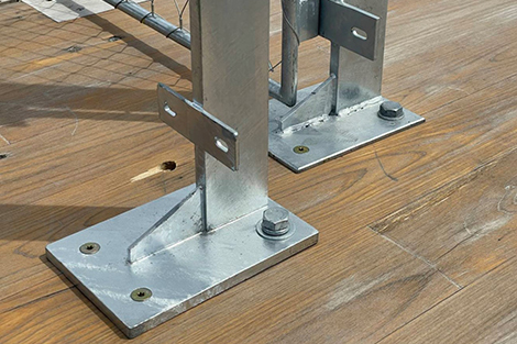 従来の半自動溶接で接合した他社製品（奥）と、三重工業がファイバーレーザ溶接で接合した製品（手前）の仕上がり比較