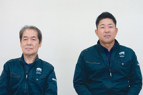 杉森康弘八尾工場長（左）と天満克之社長（右）