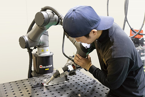 協働ロボットのダイレクトティーチングを行う