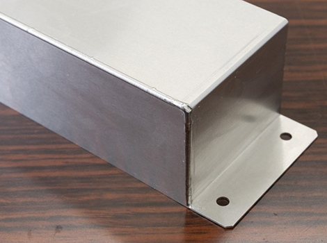 「FLW-1500MTS」と「CR-700W」により溶接（A5052・板厚1.0mm）