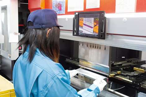 作業の場面に合わせ自動的に表示を切り替え、加工の補助情報を表示する「タブレットHMI」（(株)誠工社）