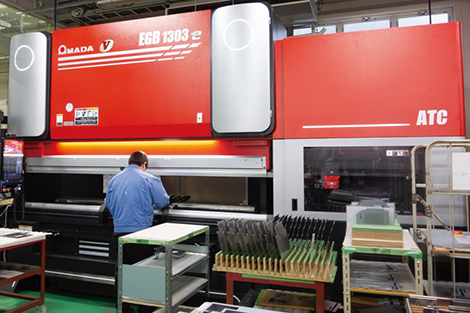 曲げ工程のボトルネック解消にも貢献した自動金型交換装置付きベンディングマシンEGB-1303ATCe