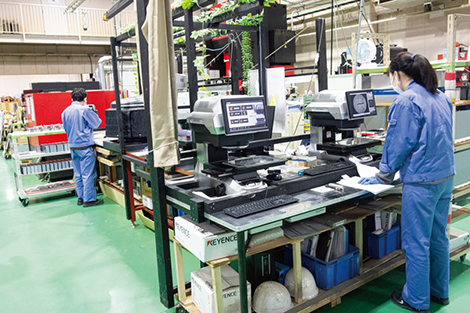 工程内検査・出荷検査は工場中央に設置された5台の画像検査装置やスキャナー、3次元画像検査装置で行う