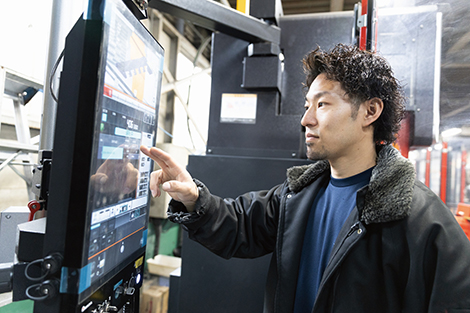 「EGB-6013ARce」の立ち上げとオペレーションを担当する中島大吾さん