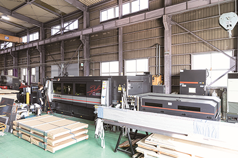 「越谷工場」に導入した「ENSIS-3015RIe」(6kW)