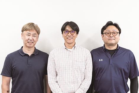 左から岡本正彦専務、岡本秀寿社長、磯田康平工場長