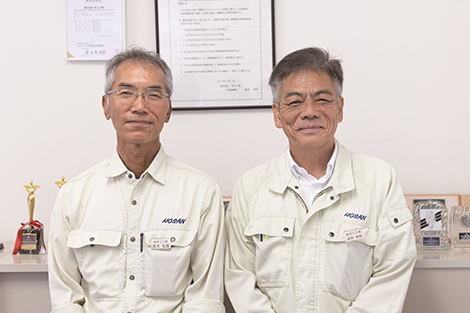 製造技術部・鈴木弘修部長(左)と生産本部長・中田工場長の迫田裕昭取締役(右)