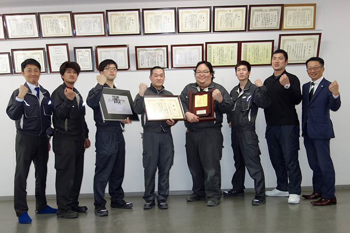 受賞を喜ぶナサ工業のチームメンバー 右端は長澤貢多社長、左端は長澤敏光専務