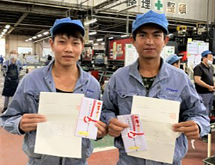 工場板金技能士2級に合格した外国人労働者