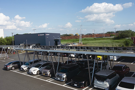 新たに竣工した板金工場と駐車場の屋根に自家消費型の太陽光発電所システムを設置している