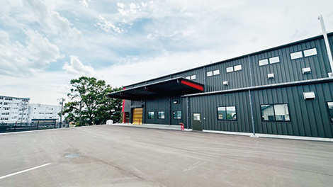 働きやすさを追求し、様々な工夫が凝らされた(株)吉見鈑金製作所の塗装工場（2023年7月完成）。