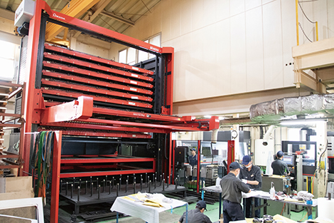 4×2m材まで対応するファイバーレーザマシン「ENSIS-4020AJ（9kW）+AS-4020G」厚板・大物まで幅広く対応し、同社の利便性（コンビニエンス）を象徴する設備となっている