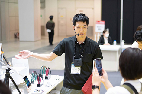 展示会やポップアップストアで田城社長自ら接客対応を行っている