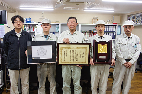 左から西田庄吾専務、溶接・曲げ・旋盤担当の上中文也さん、西田元昭社長、溶接・曲げ・レーザ担当の田宮真人さん、曲げ・組立・検査担当の水木琢馬さん
