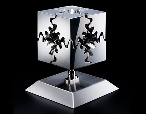 「経済産業大臣賞」を受賞した(株)田名部製作所の「BEVEL GEAR CUBE」（SUS304 2B・板厚1.5mm、W250×D250×H250mm）