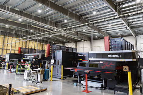 ブランク専用工場に設置された3台のファイバーレーザ複合マシン（すべて2棚・TK 仕様）