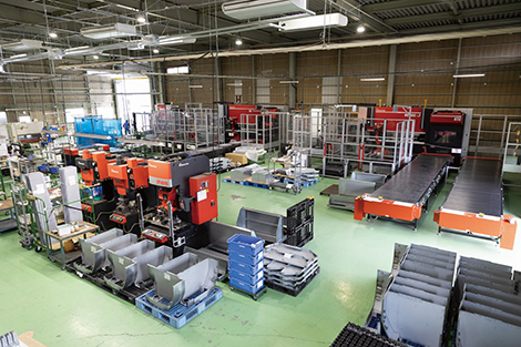 奥に3台のベンディングロボットシステムが並ぶ。手前はプレス工程