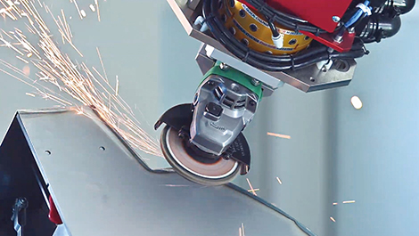 装置カバーのサンディング作業