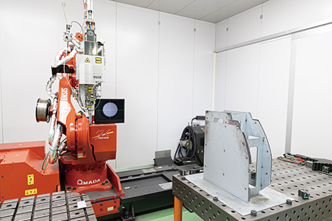 ファイバーレーザ溶接システム「FLW-3000ENSIS」（左）と溶接治具（右）