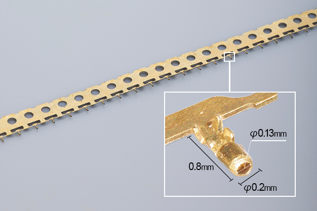 (株)鈴木の「マイクロソケット端子」(C2600・板厚0.05mm、W0.2×D0.8×H0.13mm)