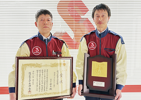 作品を担当した技術開発課スペシャリストの蟻沢宏氏(左)と同課・高橋崇課長(右)