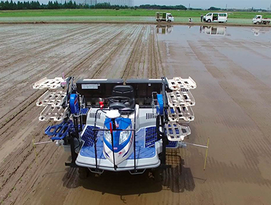 自動運転田植機