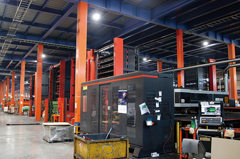 ブランク工程ではパンチ・レーザ複合マシン10台が稼働。材質・板厚別に「専用機化」している