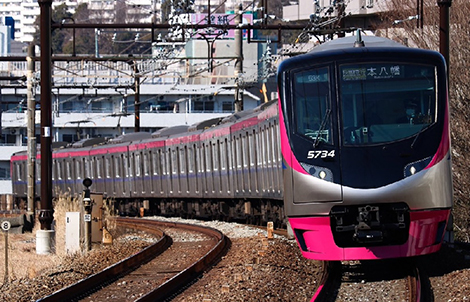 ステンレス構体を採用した京王電鉄の京王5000系電車（総合車両製作所製）