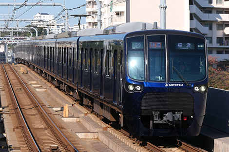 アルミ構体に塗装を施した相模鉄道の相鉄20000系電車（日立製作所製）