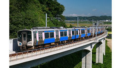 JR仙石東北ラインを走行する「ディーゼルハイブリッド車両」（総合車両製作所製）