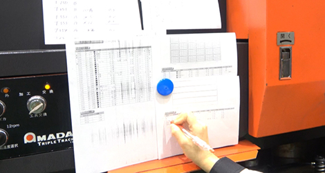 加工機正面に貼ったメモ紙の数々