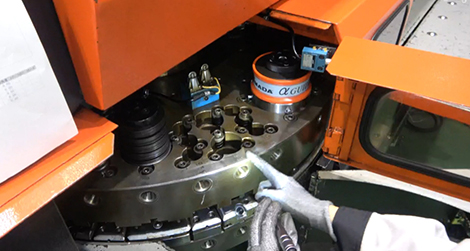 ライトでタレットの刻印を照らし目的のステーションの刻印番号を確認する